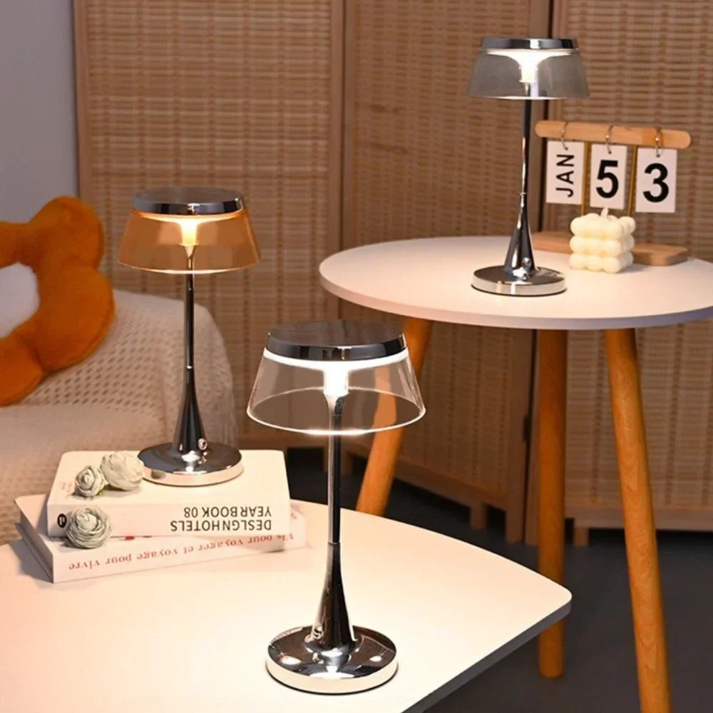 Kabellose wiederaufladbare dimmbare Tischlampe mit durchscheinendem Acrylschirm und Metallfuß