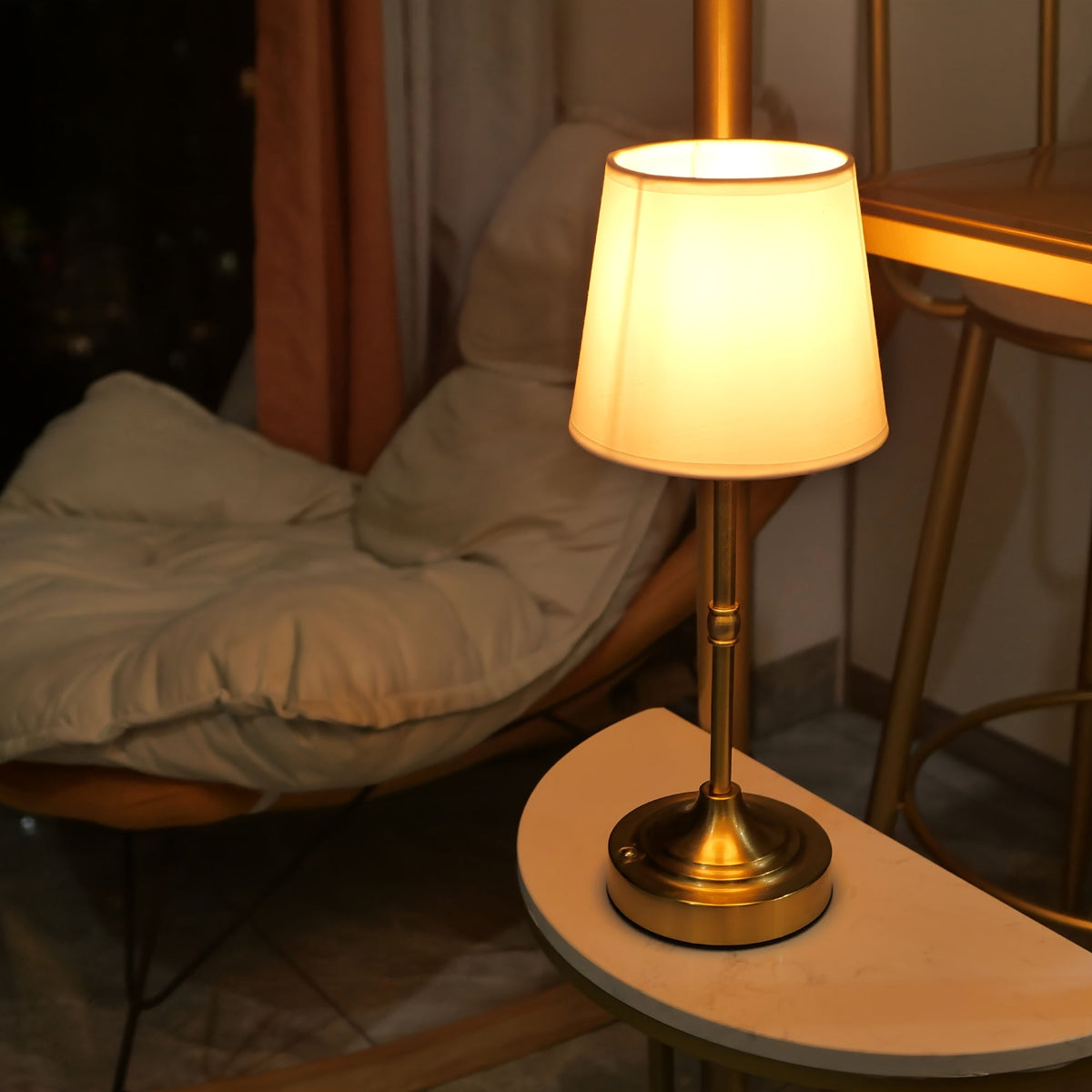 Wiederaufladbare kabellose Touch-Tischlampe mit gebürstetem Metall und Stoffschirm