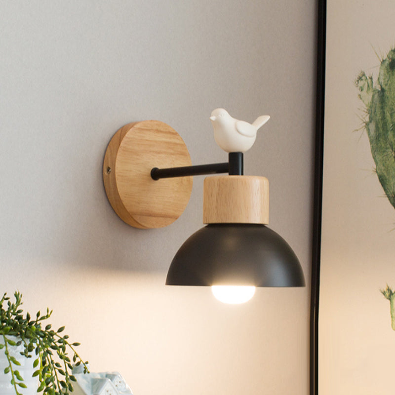 Nordische minimalistische Wandleuchte aus Holz mit skulpturalem sitzendem Vogel