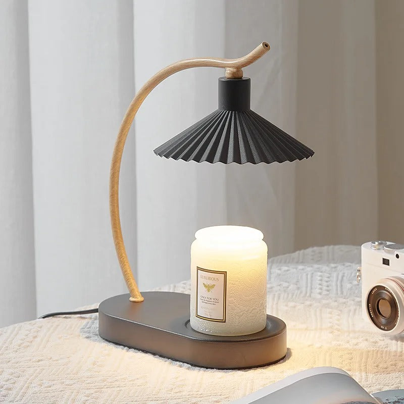 Tischlampe mit plissiertem Schirm, nordischem Holzarm und Kerzenwärmer