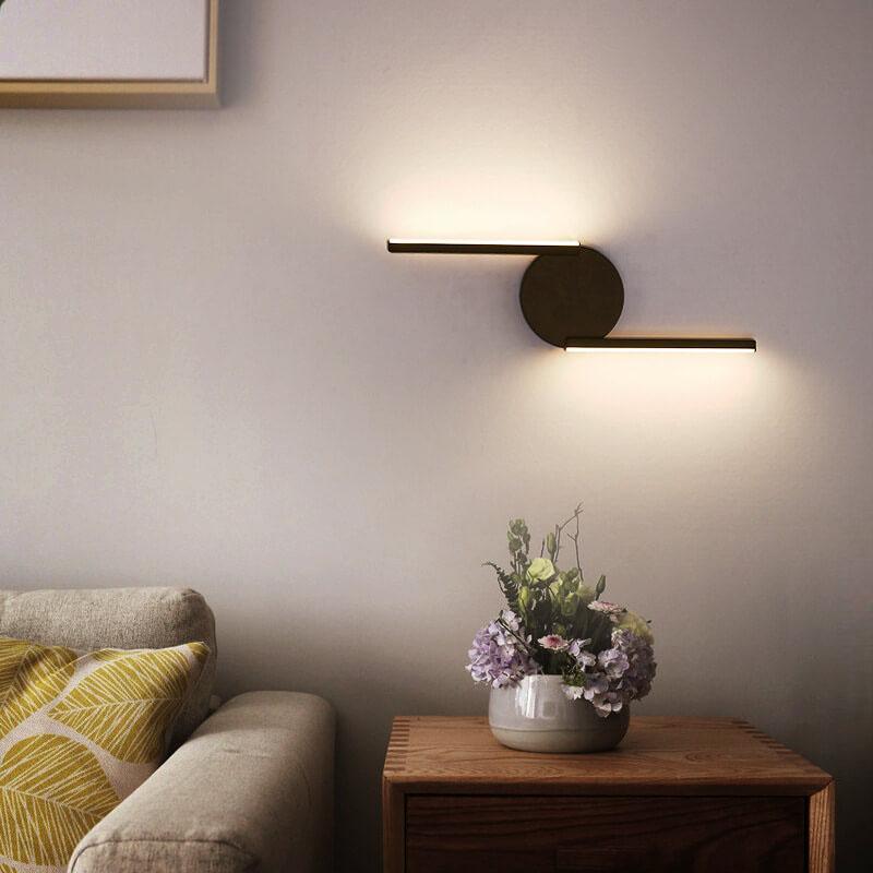 Minimalistische Halo-Wandleuchte mit geschwungener Bogen-Silhouette und Leuchteffekt