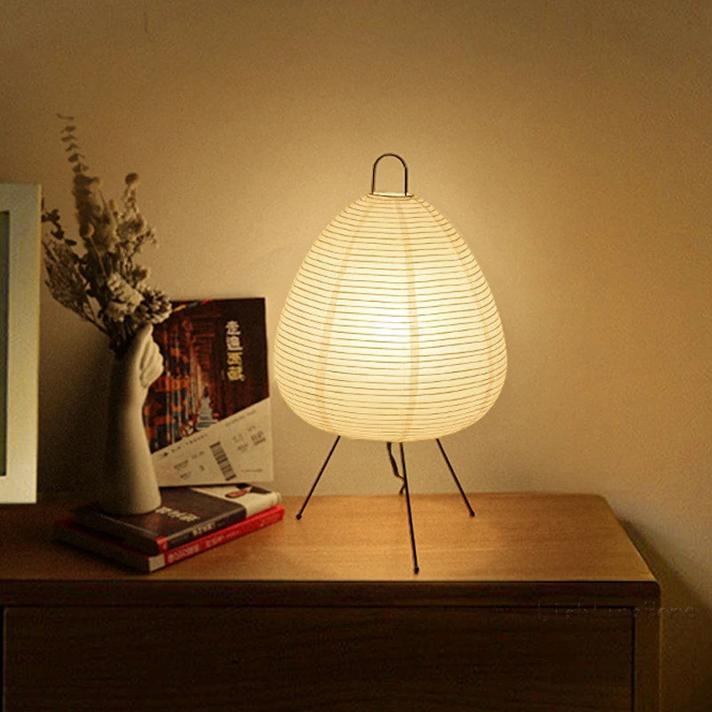 Minimalistische japanische Zen-Tischlampe mit Reispapier und Stativ für stimmungsvolle Beleuchtung