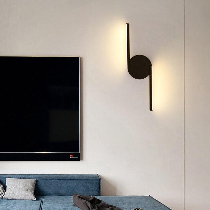 Minimalistische Halo-Wandleuchte mit geschwungener Bogen-Silhouette und Leuchteffekt