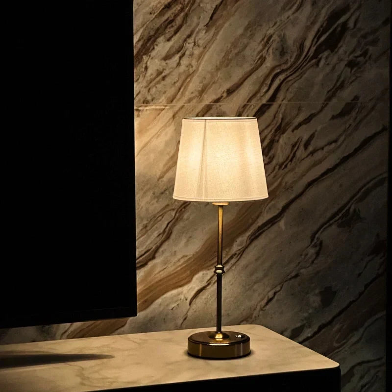 Wiederaufladbare dimmbare kabellose Tischlampe mit gebürstetem Metallfuß und Stoffschirm