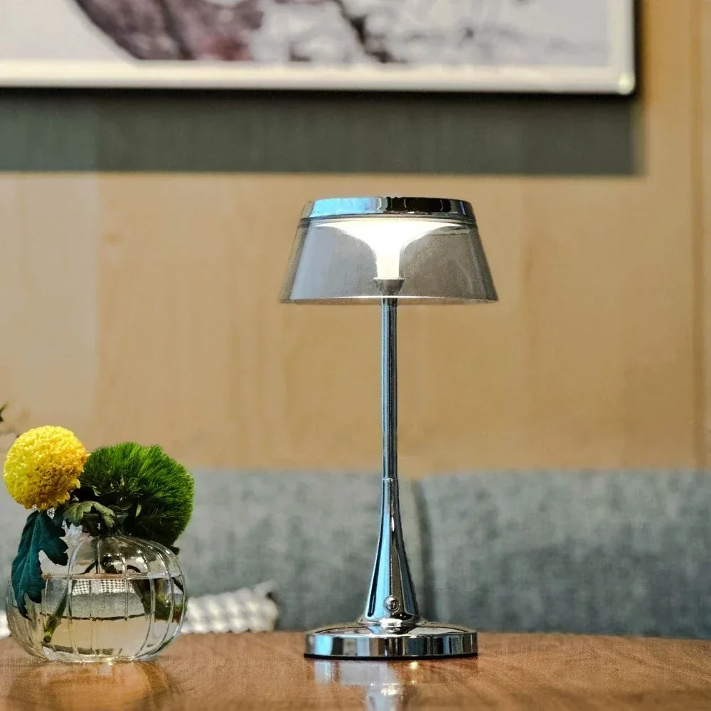 Kabellose wiederaufladbare dimmbare Tischlampe mit durchscheinendem Acrylschirm und Metallfuß