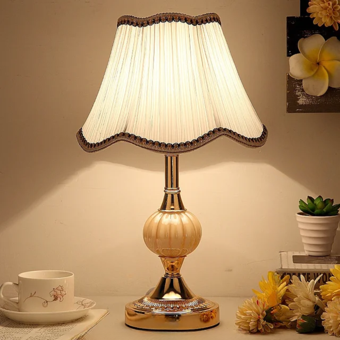 Skandinavische Vintage-Tischlampe für den Nachttisch mit floralem Stoffschirm