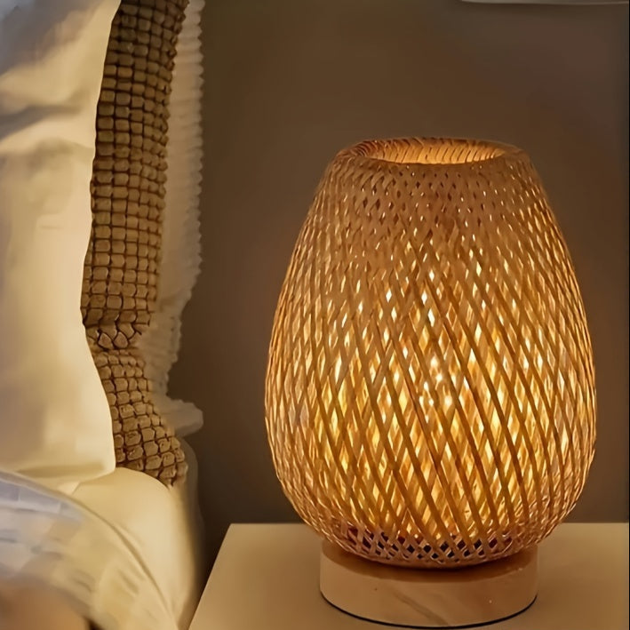 Dimmbare Tischlampe aus handgeflochtenem Bambus mit Sockel aus Naturholz