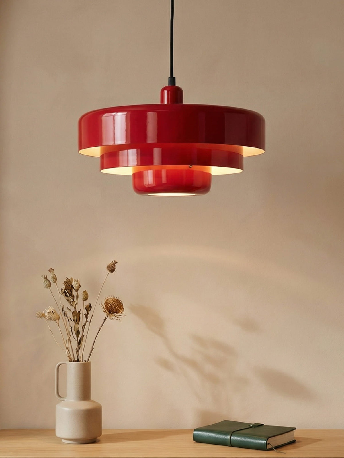 Retro-Pendelleuchte aus Metall im Bauhaus-Stil mit Saugfußbefestigung