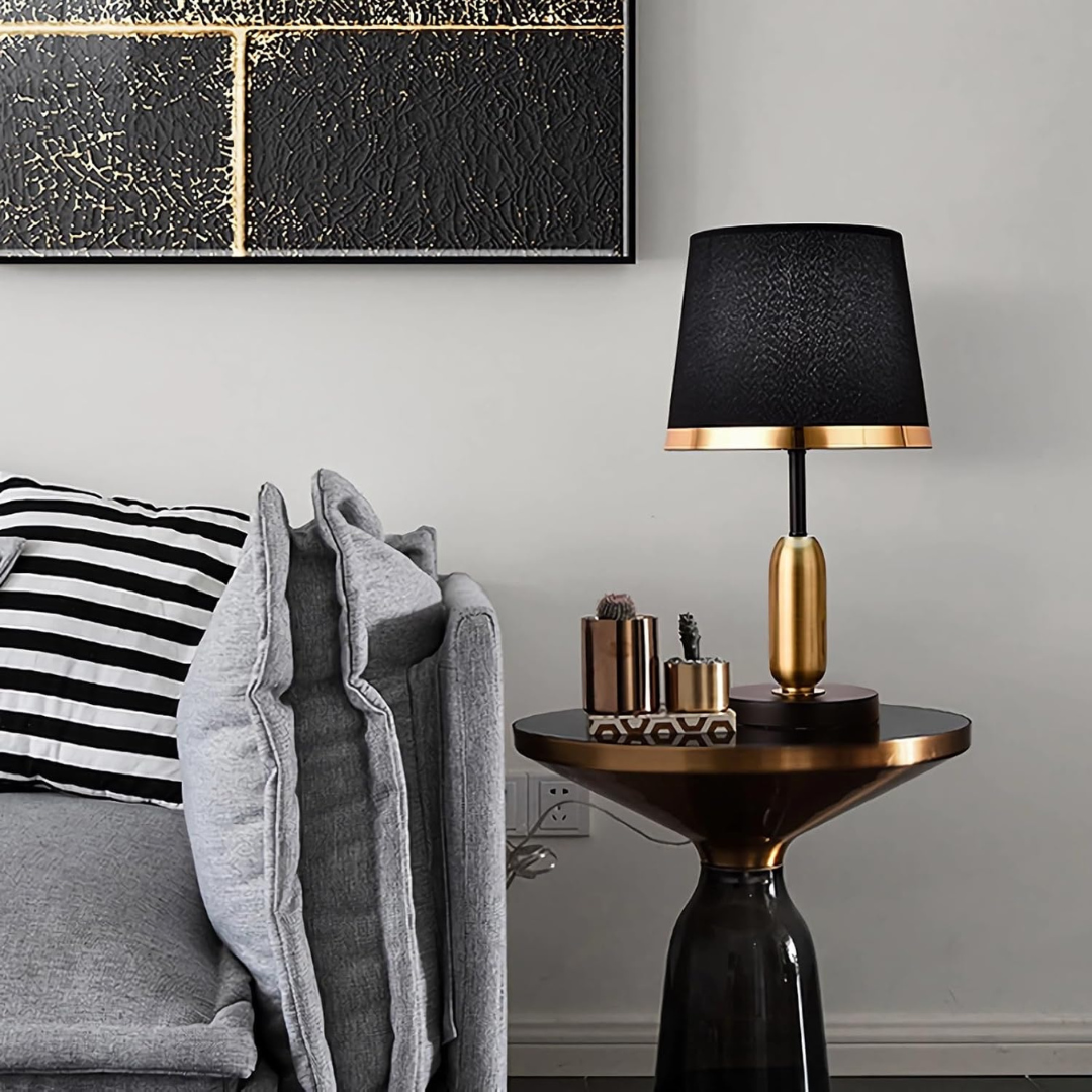 Akzent-Tischlampe im Retro-Vintage-Stil mit Stoffschirm und Metallfuß