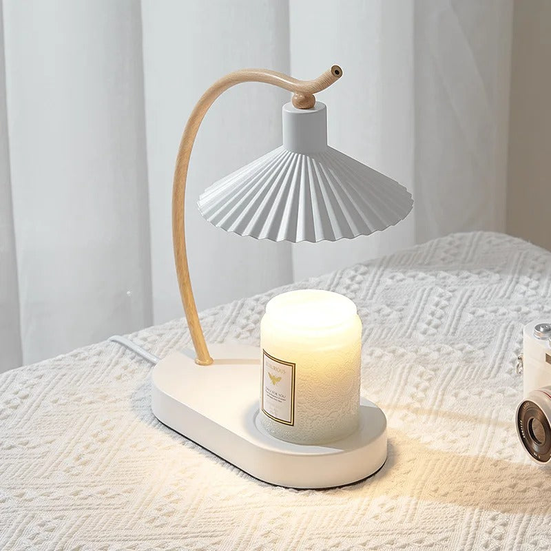 Tischlampe mit plissiertem Schirm, nordischem Holzarm und Kerzenwärmer