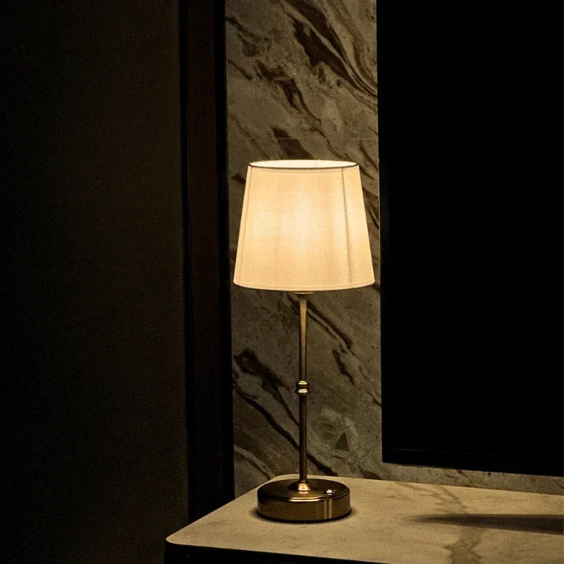 Wiederaufladbare dimmbare kabellose Tischlampe mit gebürstetem Metallfuß und Stoffschirm