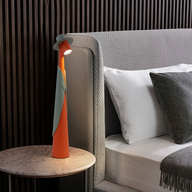 Skulpturale Tischlampe als Hutsilhouette mit Akku und Touch-Steuerung