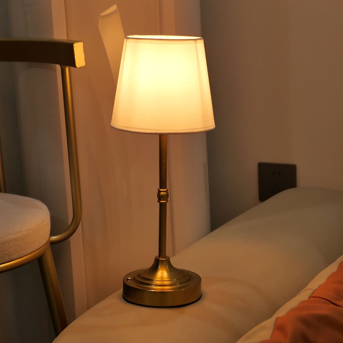 Wiederaufladbare kabellose Touch-Tischlampe mit gebürstetem Metall und Stoffschirm