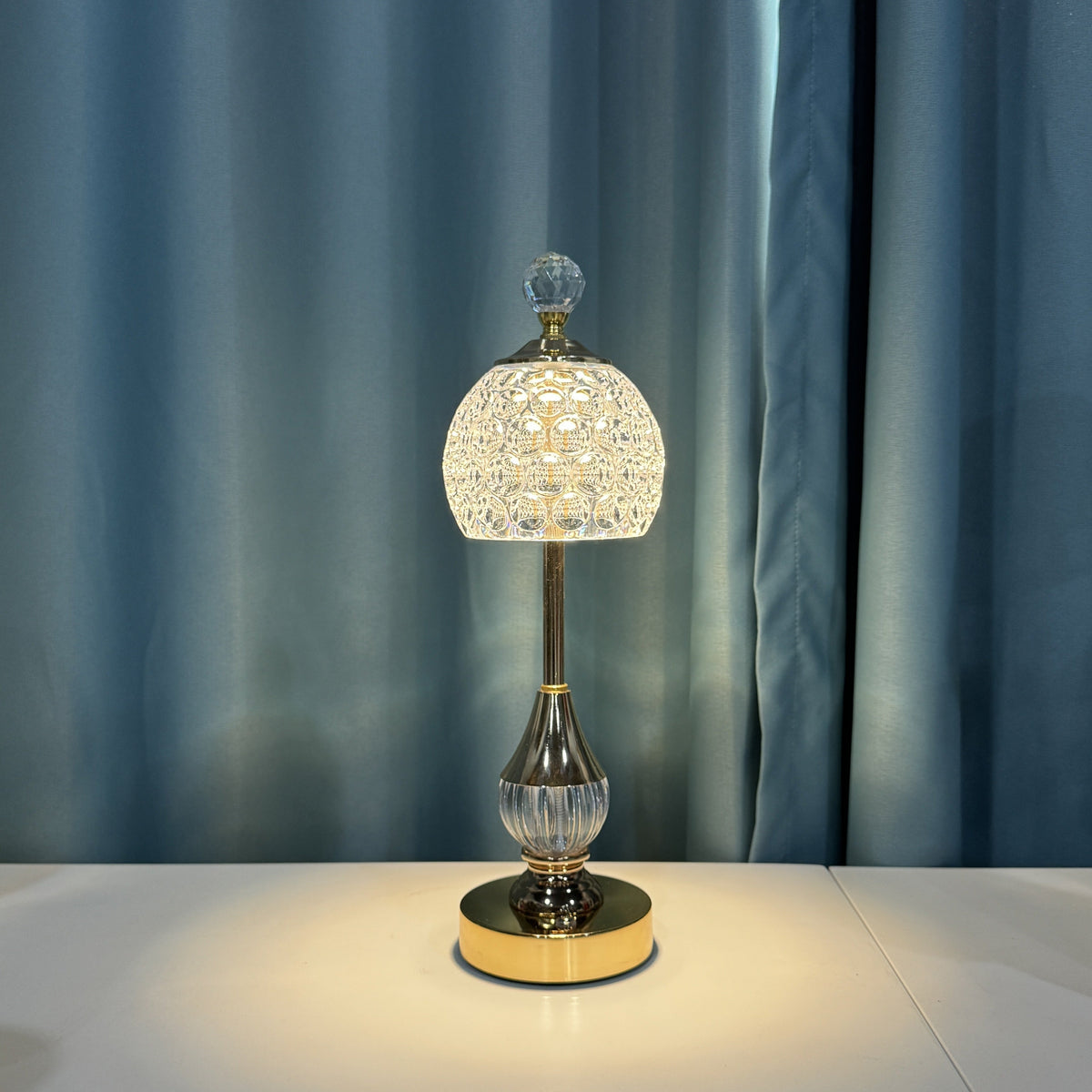 Skulpturale Tischlampe mit Kristallschirm, Touch-Dimmung, Akku und ohne Kabel