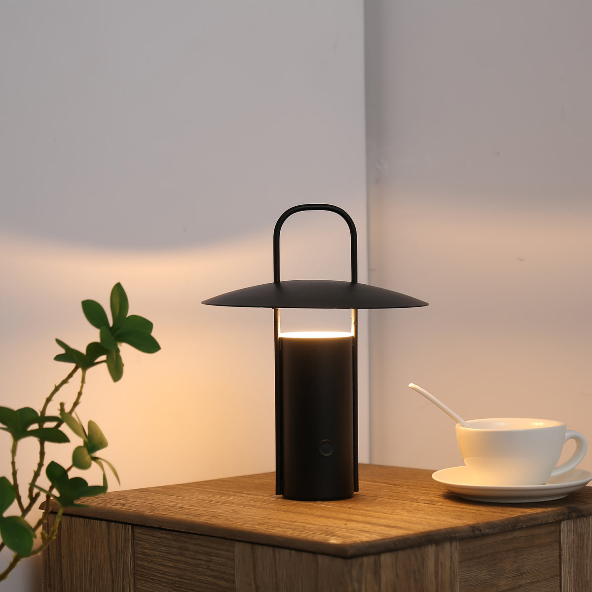Minimalistische wiederaufladbare Tischlampe in Kuppelform aus Metall mit Touch-Steuerung