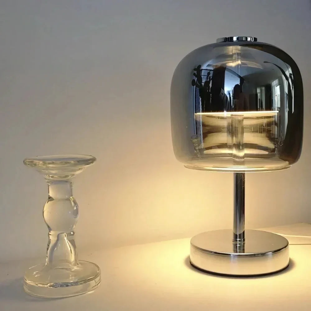 Kugelförmige Tischlampe aus Milchglas und Eisen, dimmbar und per USB betrieben