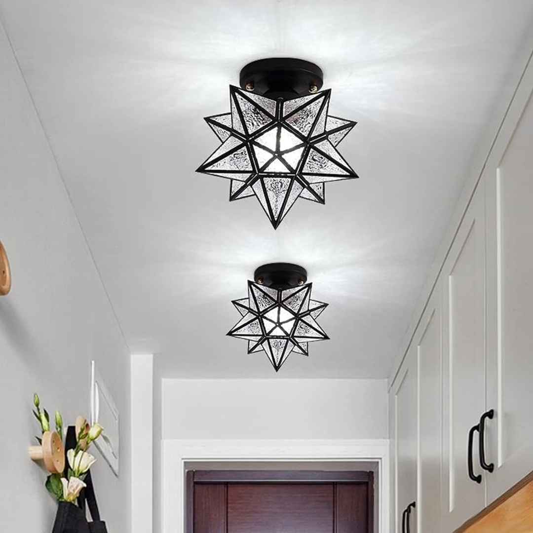 Deckenleuchte mit geometrischem Sternrahmen und mattiertem Glas