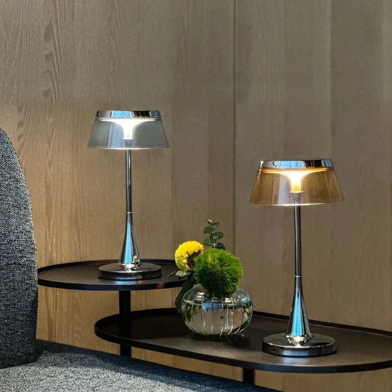 Kabellose wiederaufladbare dimmbare Tischlampe mit durchscheinendem Acrylschirm und Metallfuß