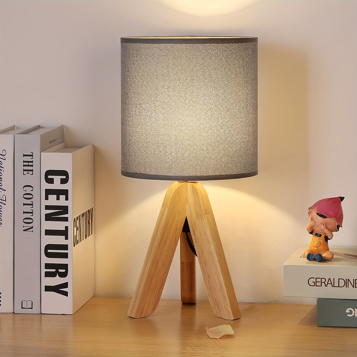 Nordisch-minimalistische Tischlampe mit Holzstativ und Leinenschirm