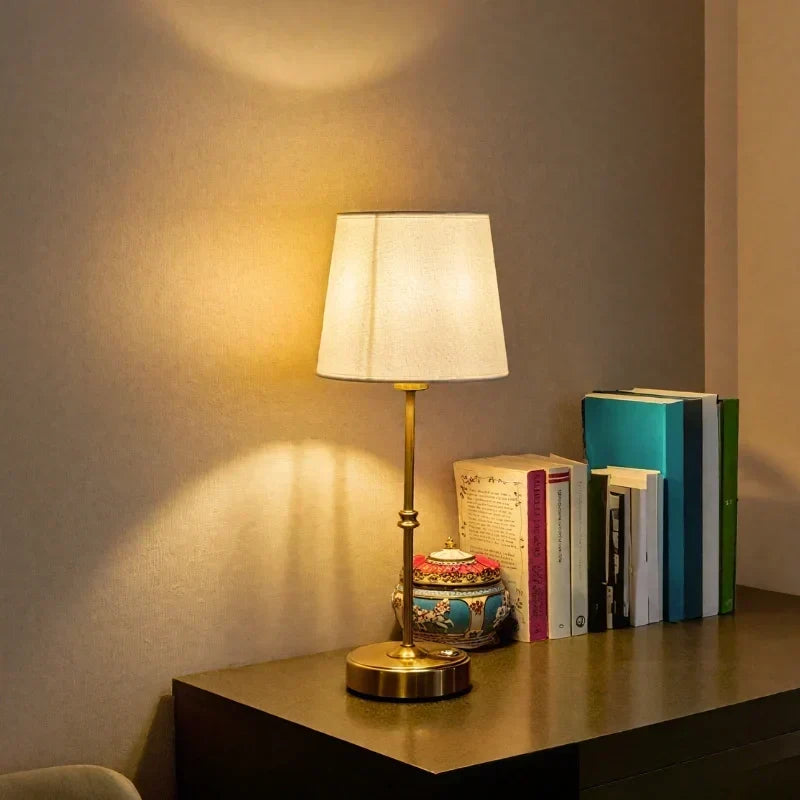 Wiederaufladbare dimmbare kabellose Tischlampe mit gebürstetem Metallfuß und Stoffschirm