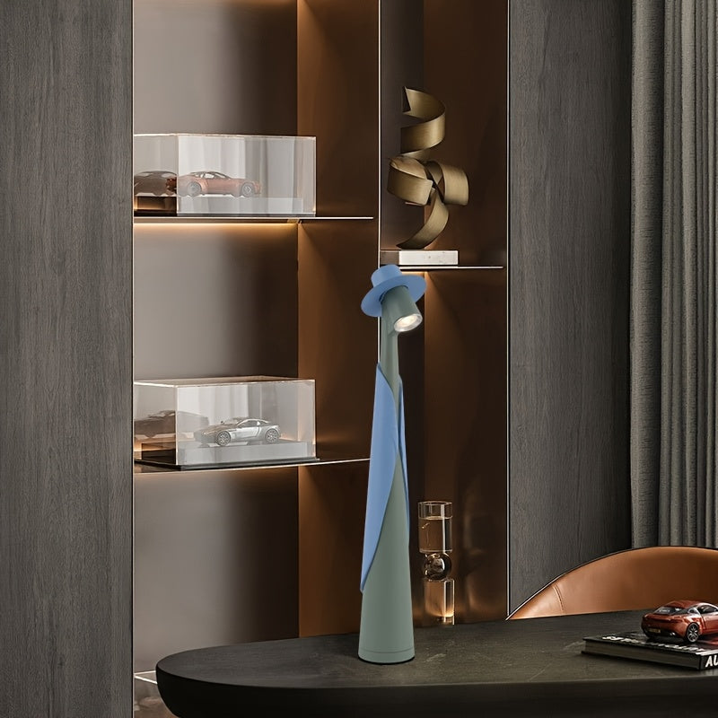 Skulpturale Tischlampe als Hutsilhouette mit Akku und Touch-Steuerung