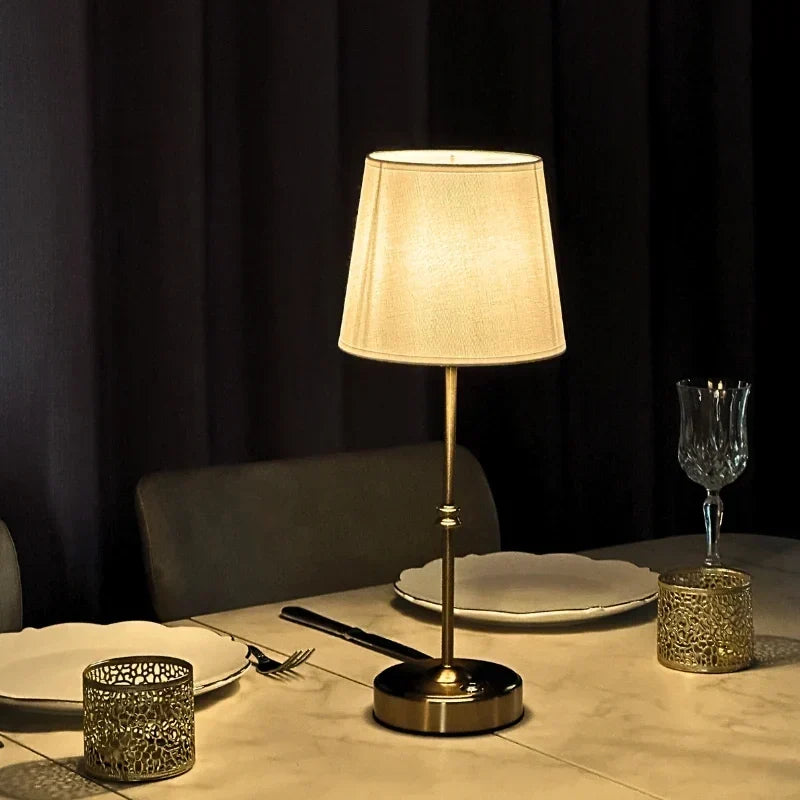 Wiederaufladbare dimmbare kabellose Tischlampe mit gebürstetem Metallfuß und Stoffschirm
