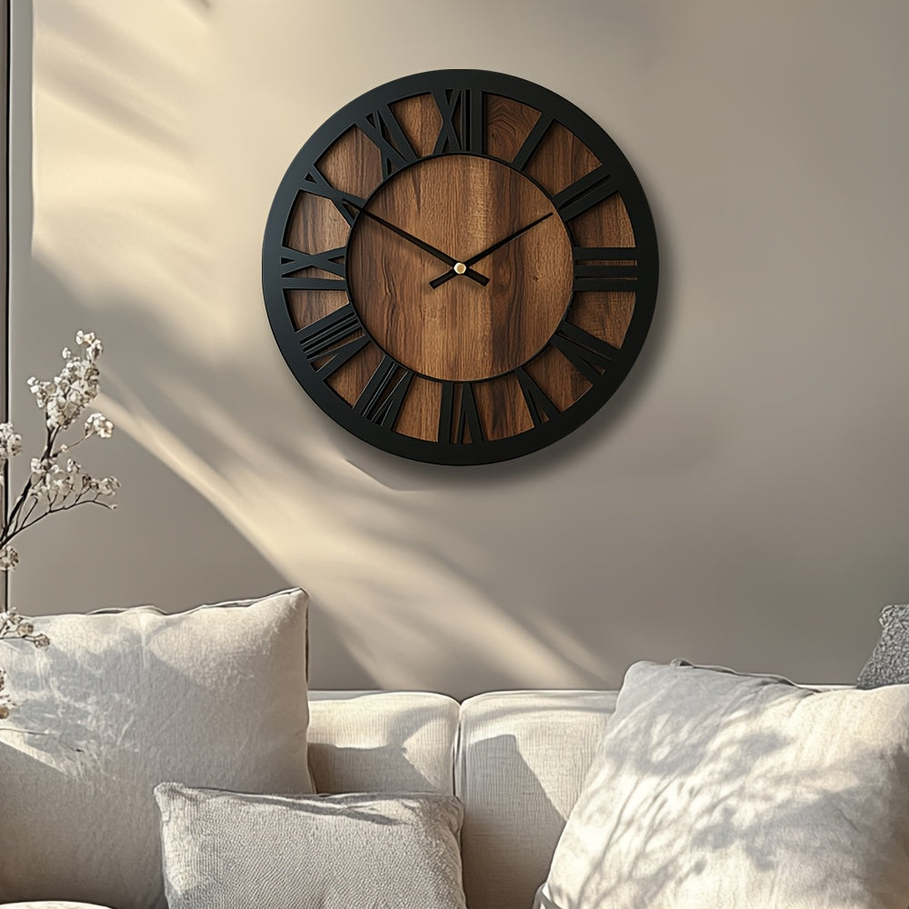 Rustikale Holzwanduhr mit römischen Ziffern und leisem Uhrwerk