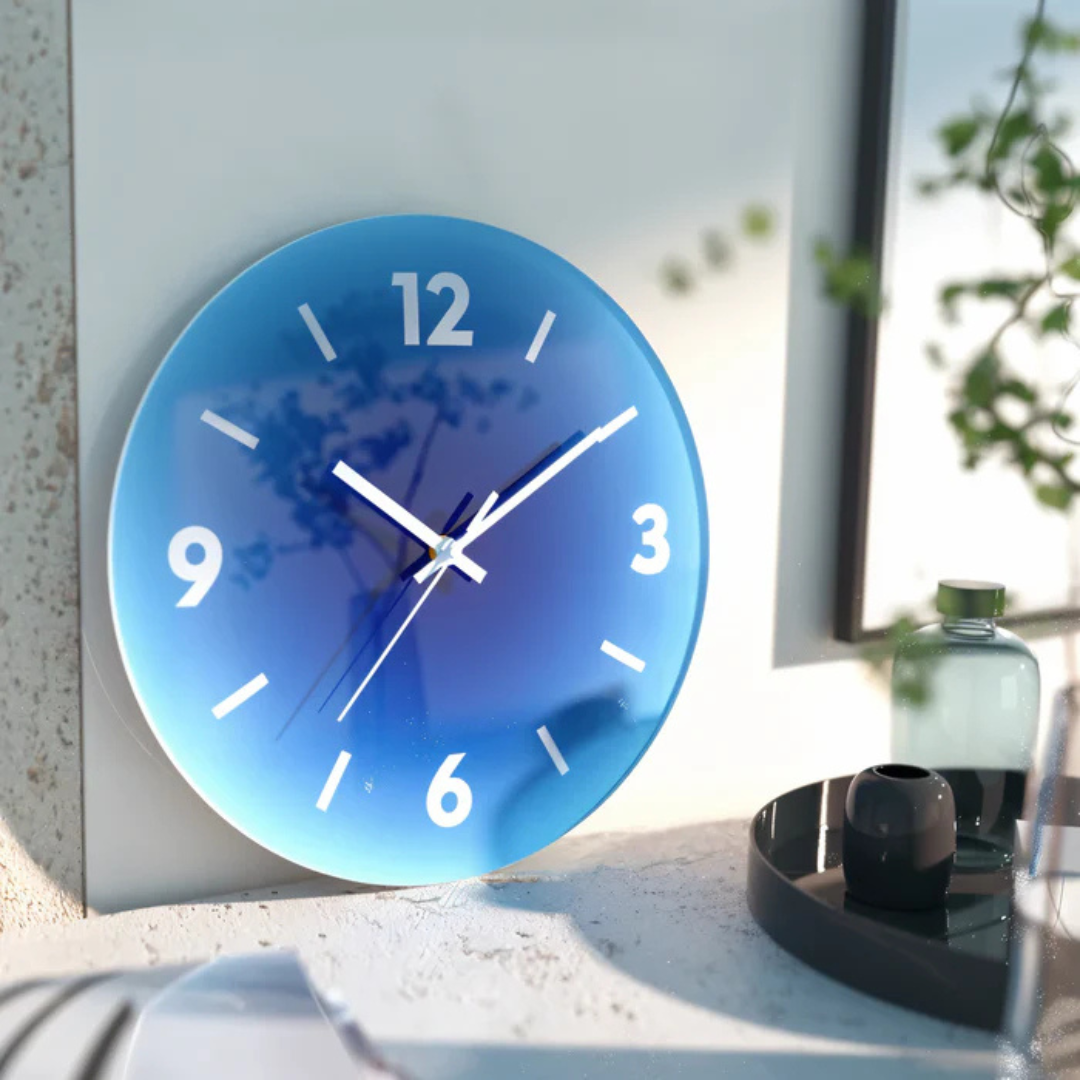Runde Wanduhr aus Glas mit Farbverlauf im Sonnenuntergangsdesign und leisem Quarzwerk