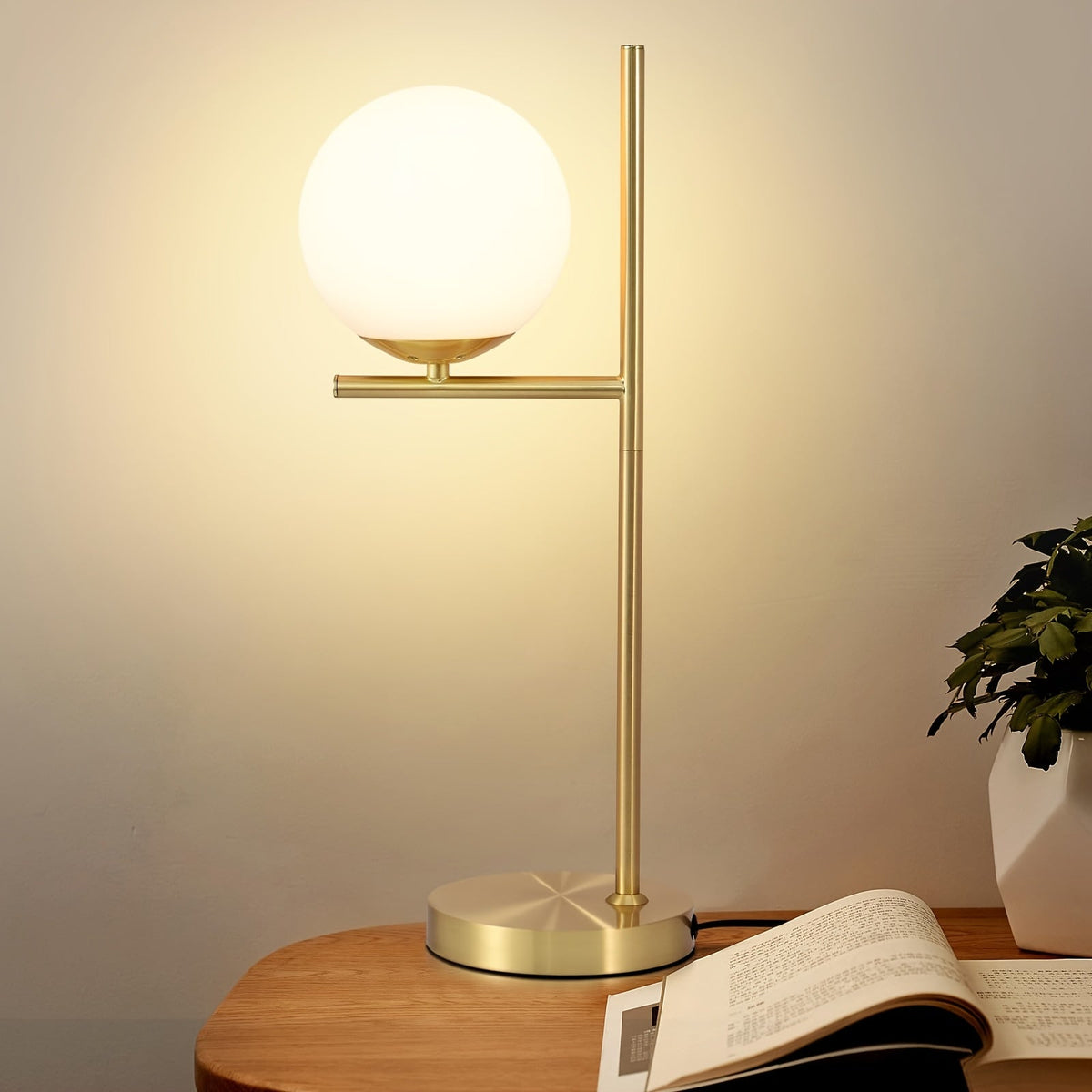 Industriell-elegante Tischlampe mit Messingrahmen und Milchglaskugel