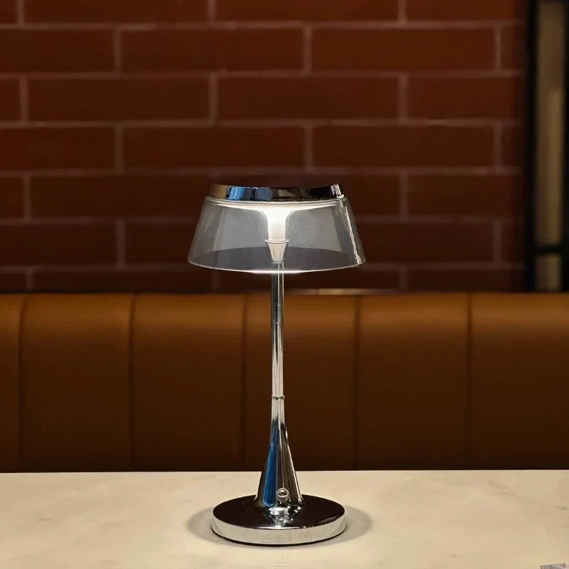 Kabellose wiederaufladbare dimmbare Tischlampe mit durchscheinendem Acrylschirm und Metallfuß