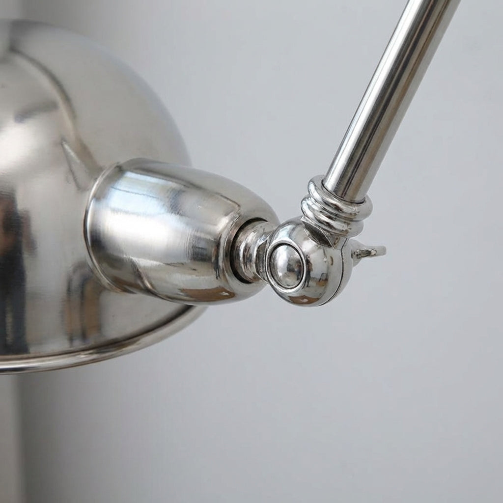 Wandleuchte mit poliertem Metall, drehbarem Arm und verstellbarer Arbeitsbeleuchtung