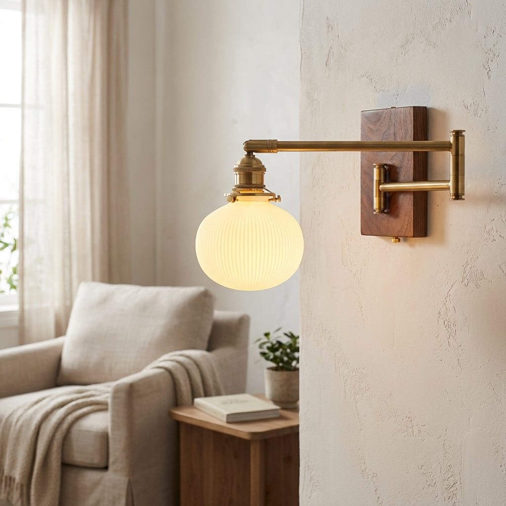 Wandleuchte mit Holzoptik, Messingfinish, ausziehbarem Schwenkarm und Kugelschirm