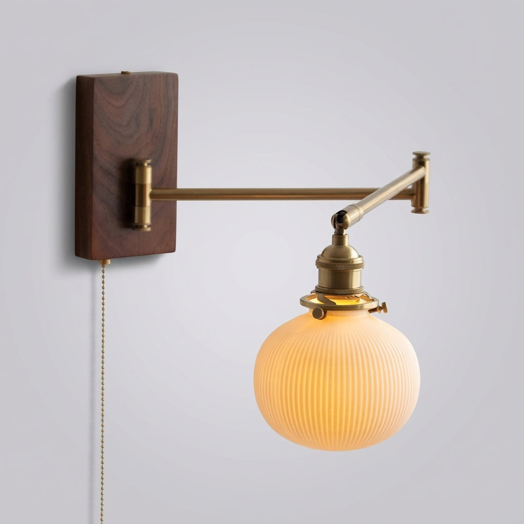 Wandleuchte mit Holzoptik, Messingfinish, ausziehbarem Schwenkarm und Kugelschirm
