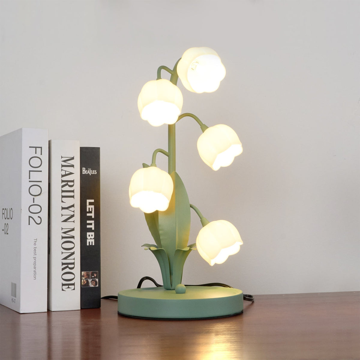 Tischlampe in Tulpenform mit Orchideenblüte