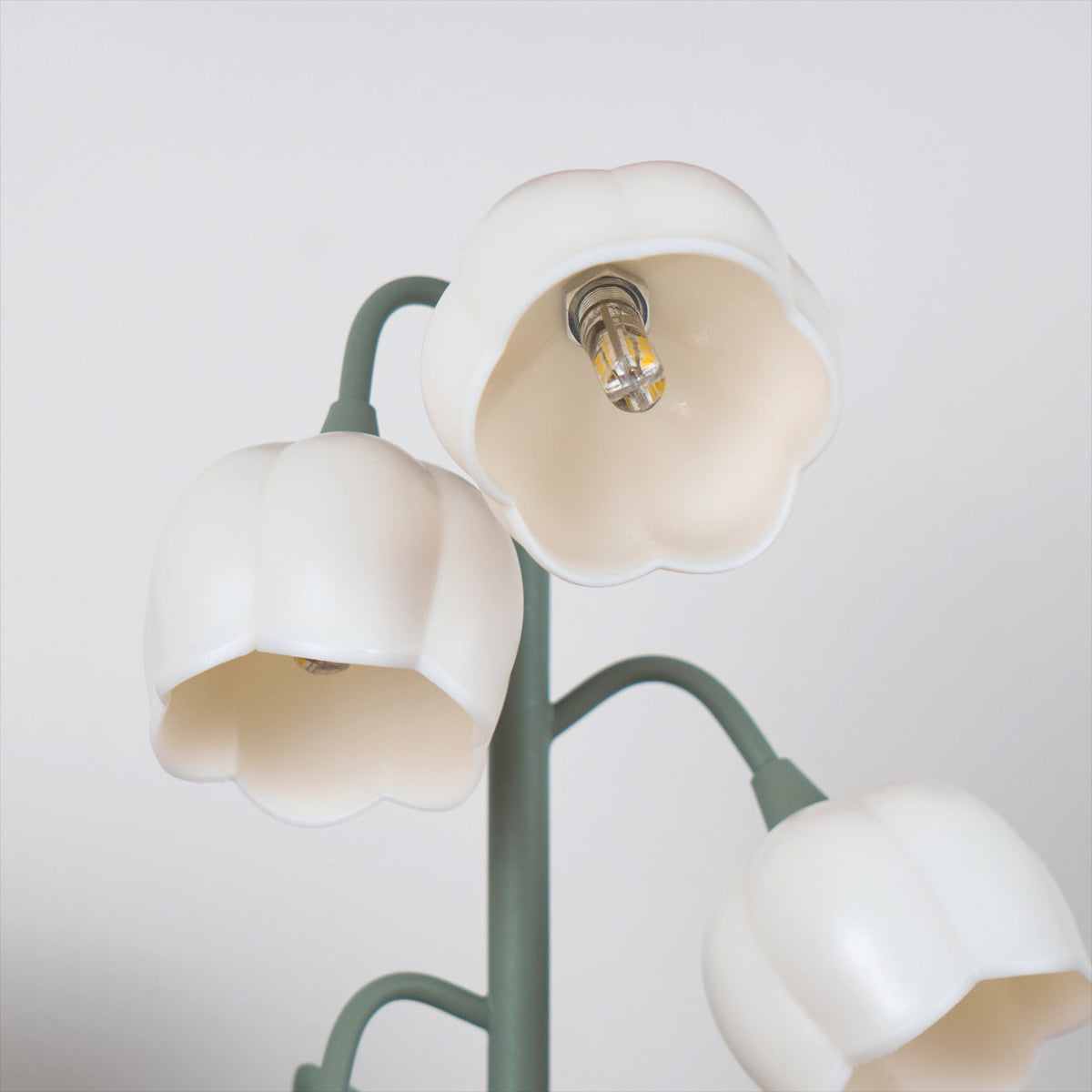 Tischlampe in Tulpenform mit Orchideenblüte