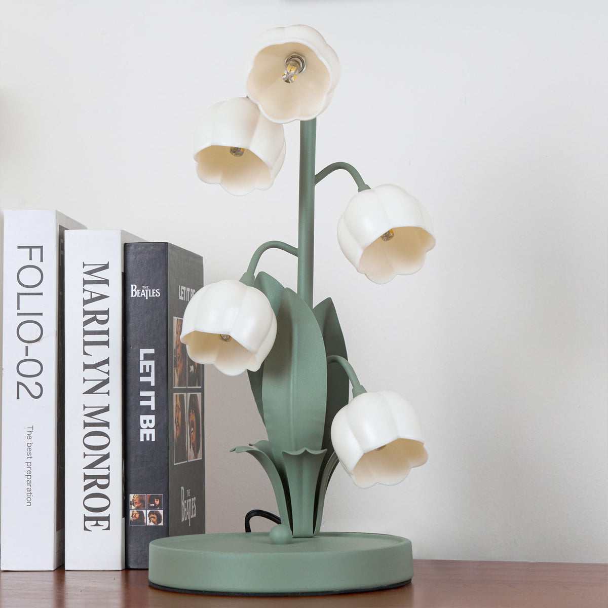 Tischlampe in Tulpenform mit Orchideenblüte