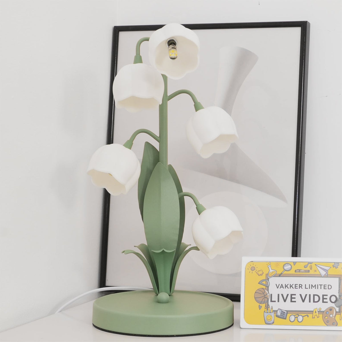 Tischlampe in Tulpenform mit Orchideenblüte