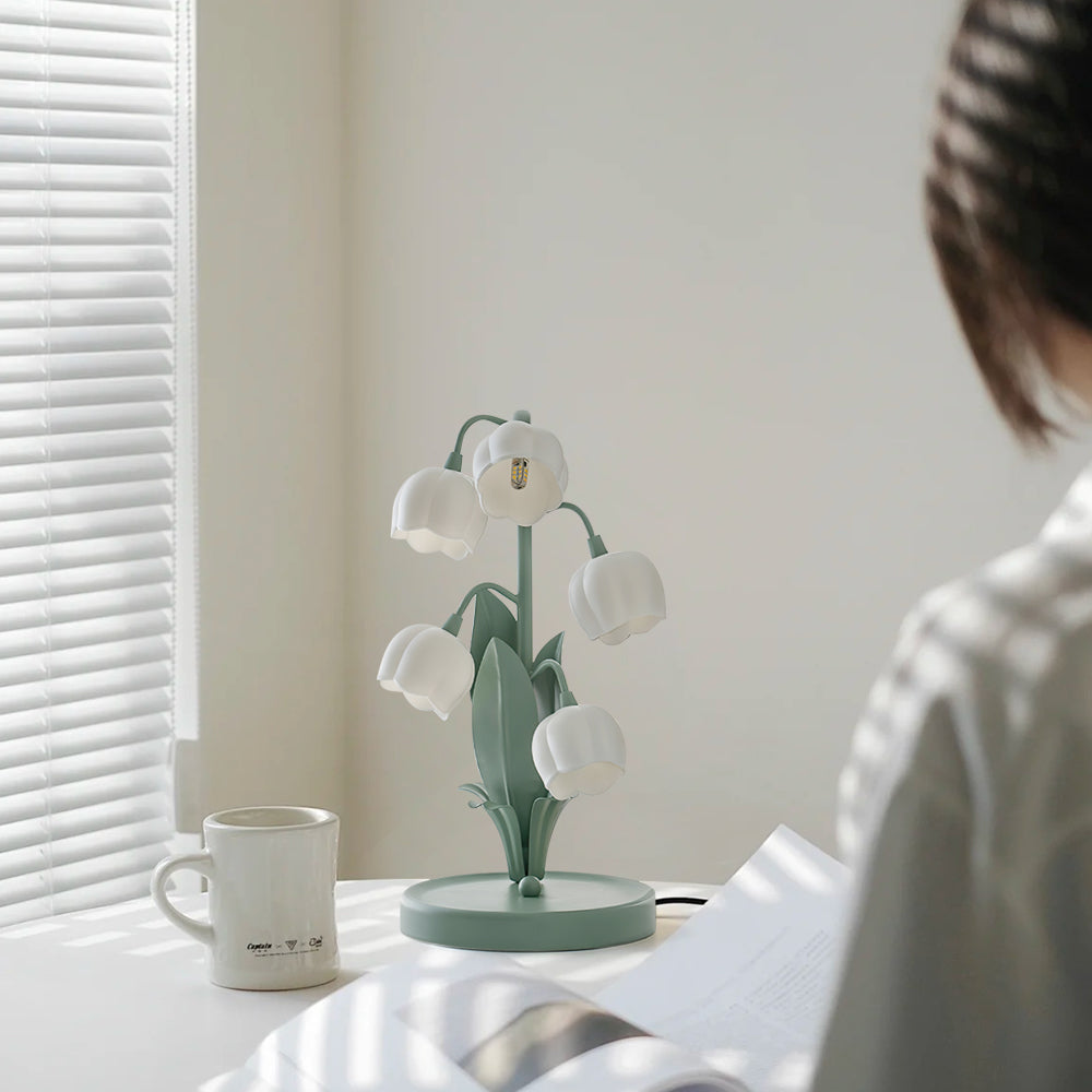 Tischlampe in Tulpenform mit Orchideenblüte
