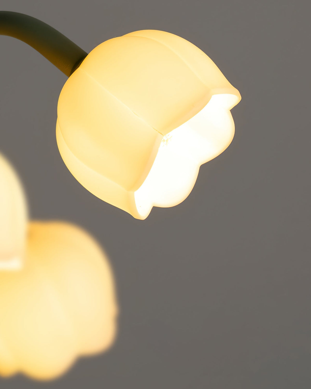 Tischlampe in Tulpenform mit Orchideenblüte