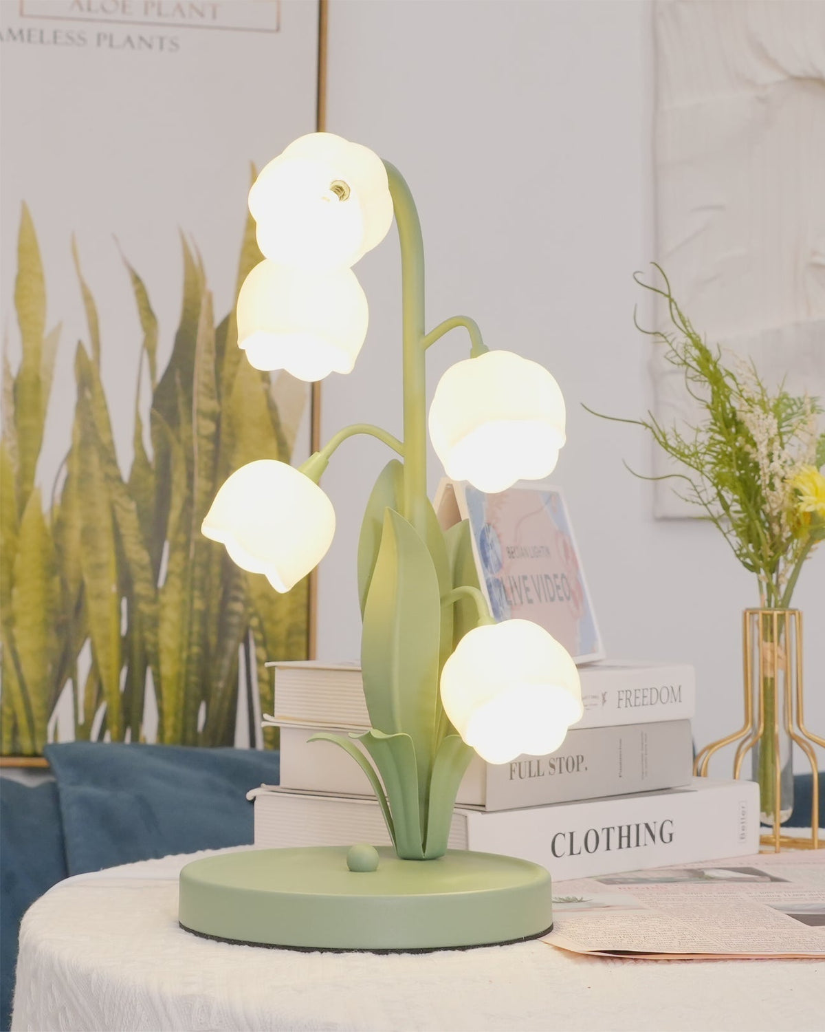 Tischlampe in Tulpenform mit Orchideenblüte