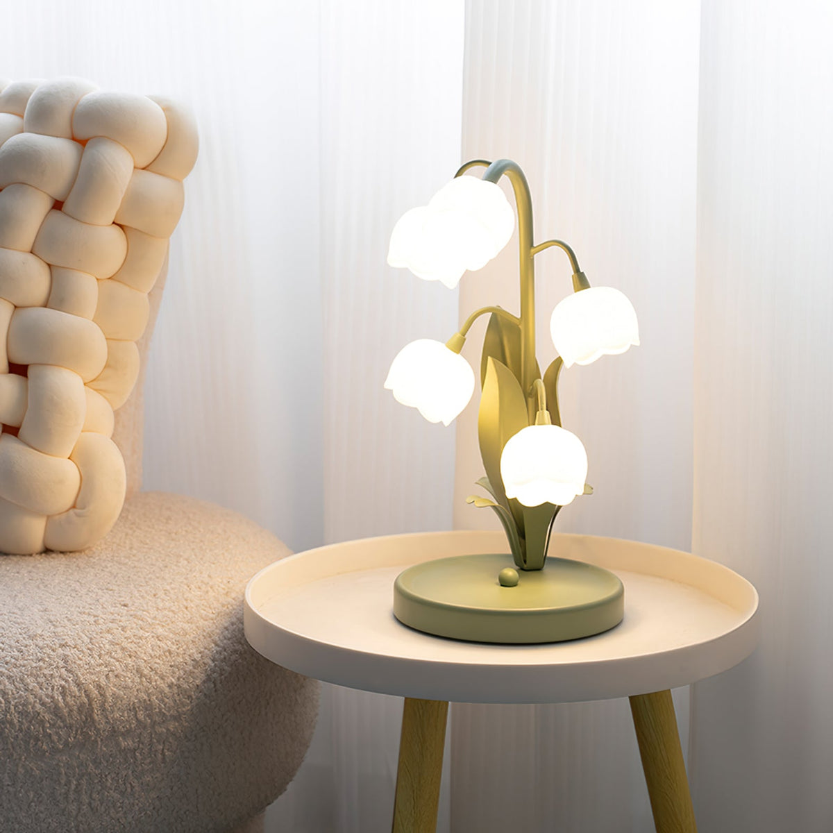 Tischlampe in Tulpenform mit Orchideenblüte