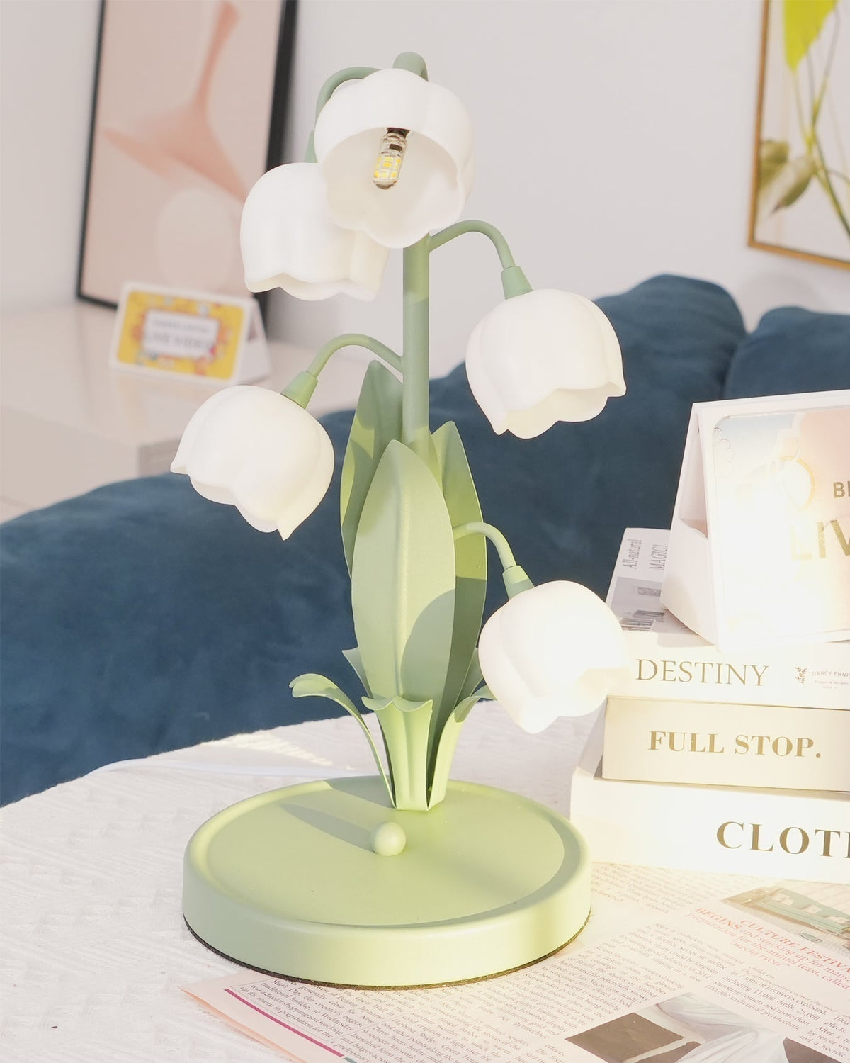 Tischlampe in Tulpenform mit Orchideenblüte