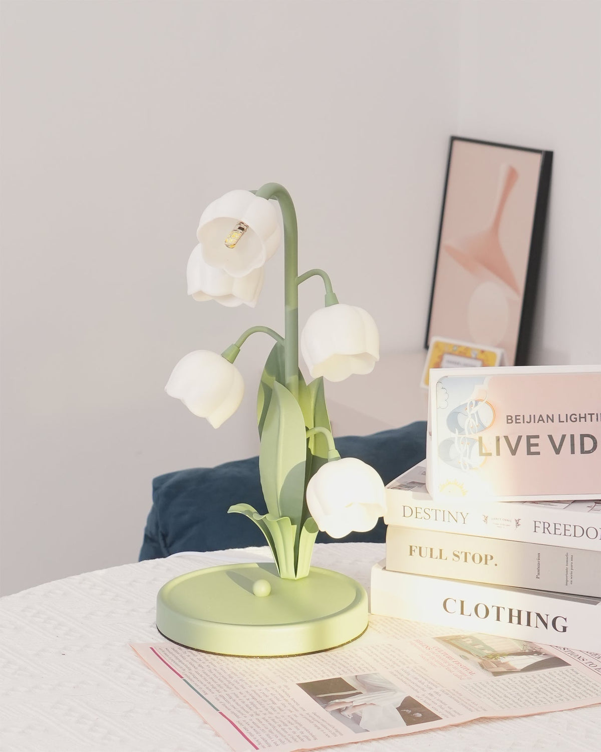 Tischlampe in Tulpenform mit Orchideenblüte