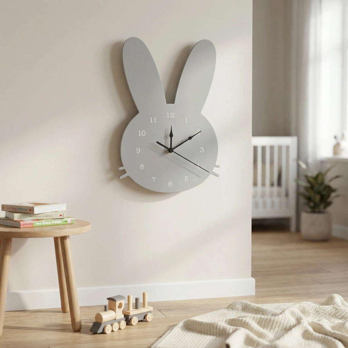 Verspielte nordisch-skandinavische leise Wanduhr mit Hasensilhouette