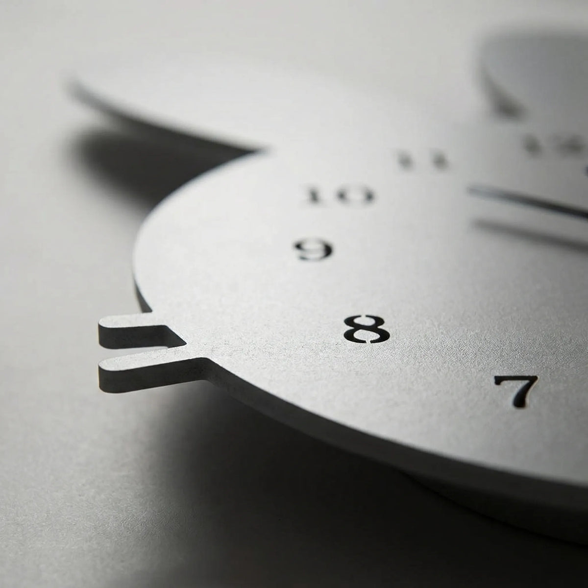 Verspielte nordisch-skandinavische leise Wanduhr mit Hasensilhouette
