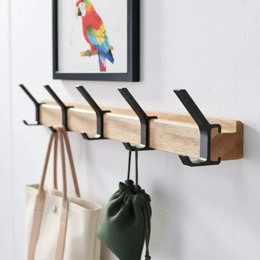 Skandinavische Wandgarderobe aus Holz mit verstellbaren Haken