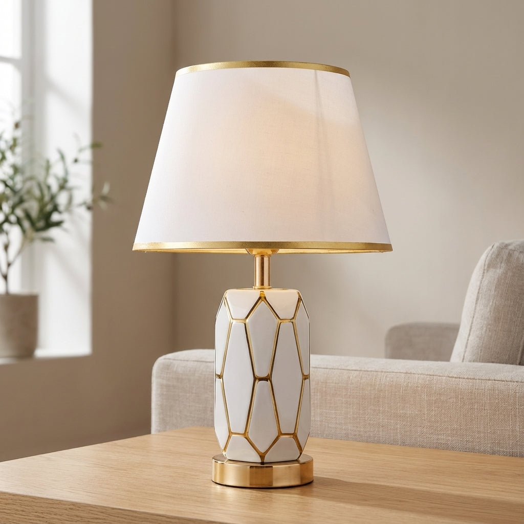 Minimalistische Retro-Tischlampe mit Keramiksockel und Stoffschirm