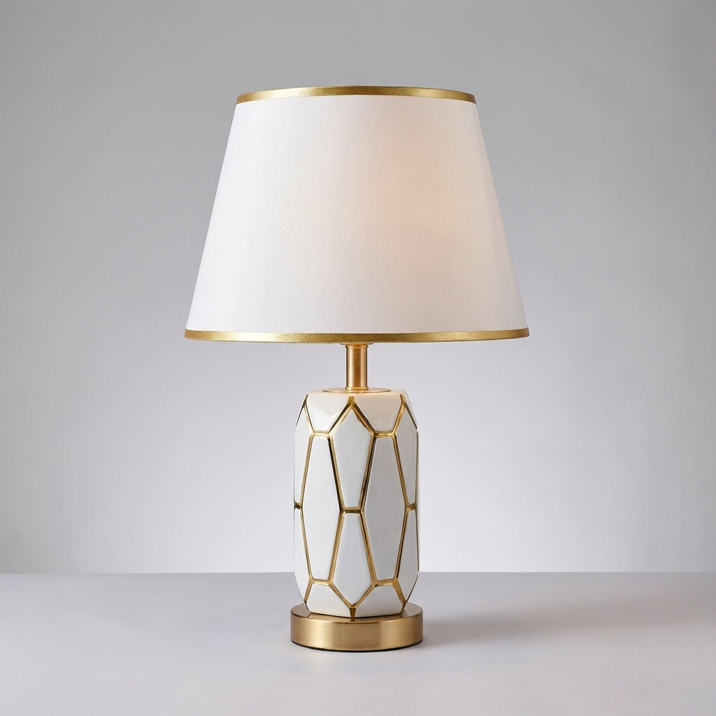 Minimalistische Retro-Tischlampe mit Keramiksockel und Stoffschirm