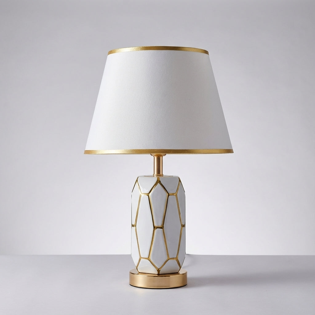 Minimalistische Retro-Tischlampe mit Keramiksockel und Stoffschirm