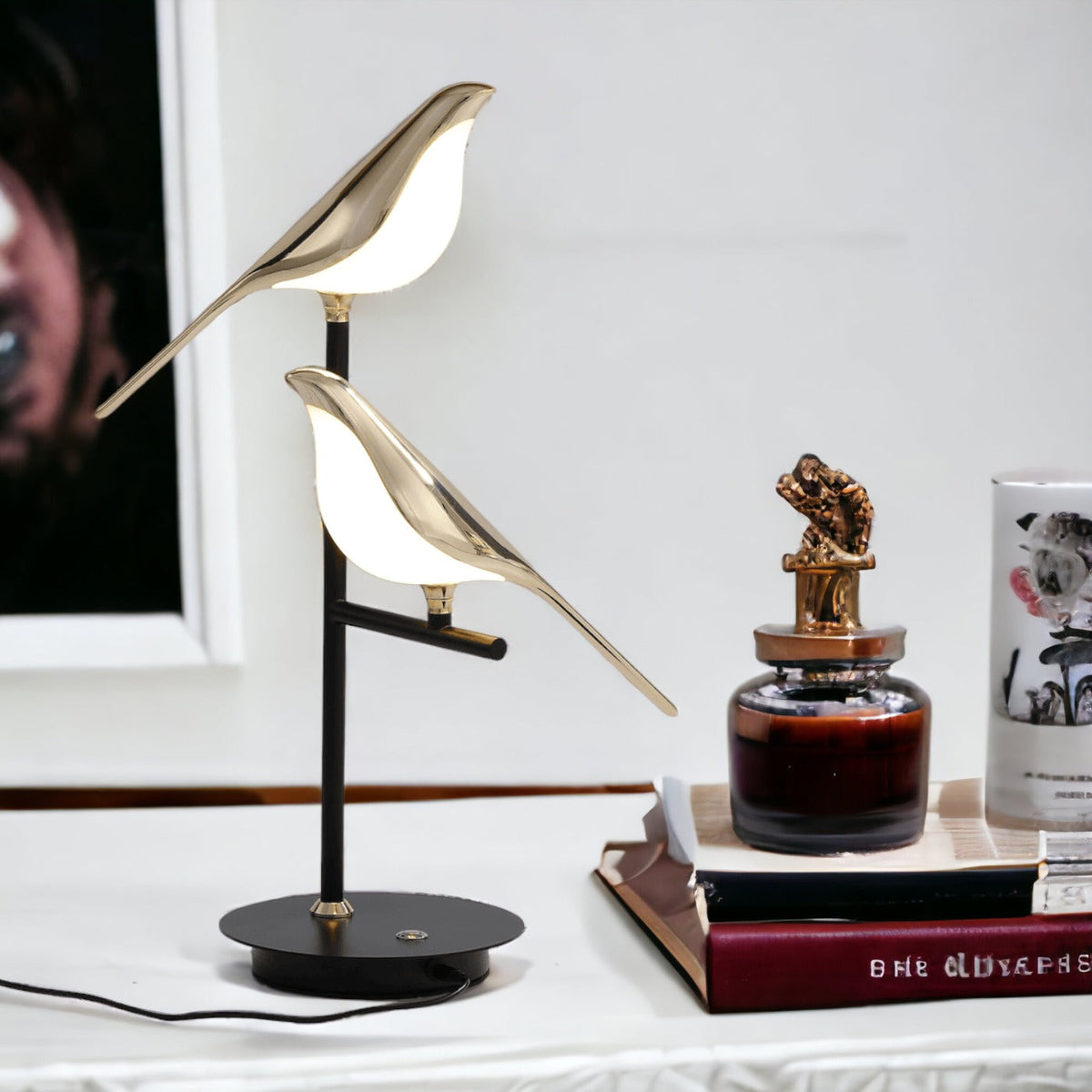 Moderne nordische Wandleuchte aus Metall mit skulpturaler Darstellung eines sitzenden Vogels